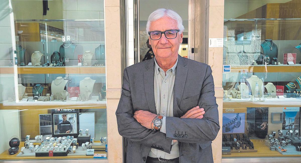 En José Luis Joyero (calle Alarcón Luján, 7) se puede encontrar una gama variada de joyas y relojes.
