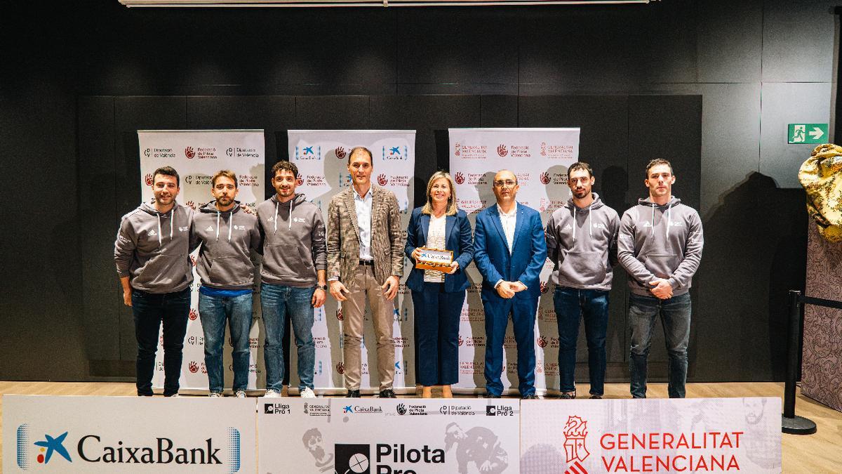 Autoritats i jugadors, en la presentació de la final Lliga CaixaBank d'escala i corda Pro1.