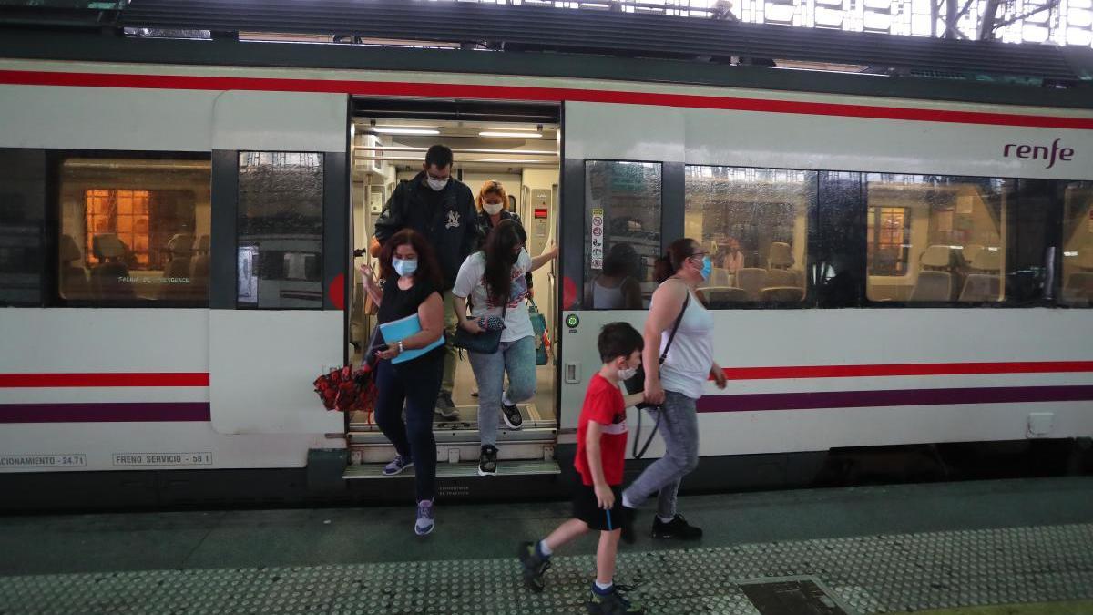 Usuarios de Cercanías bajando del tren en València Nord.