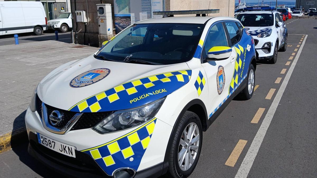 Vehículos de la Policía Local de Bueu estacionados en las inmediaciones de la sede.