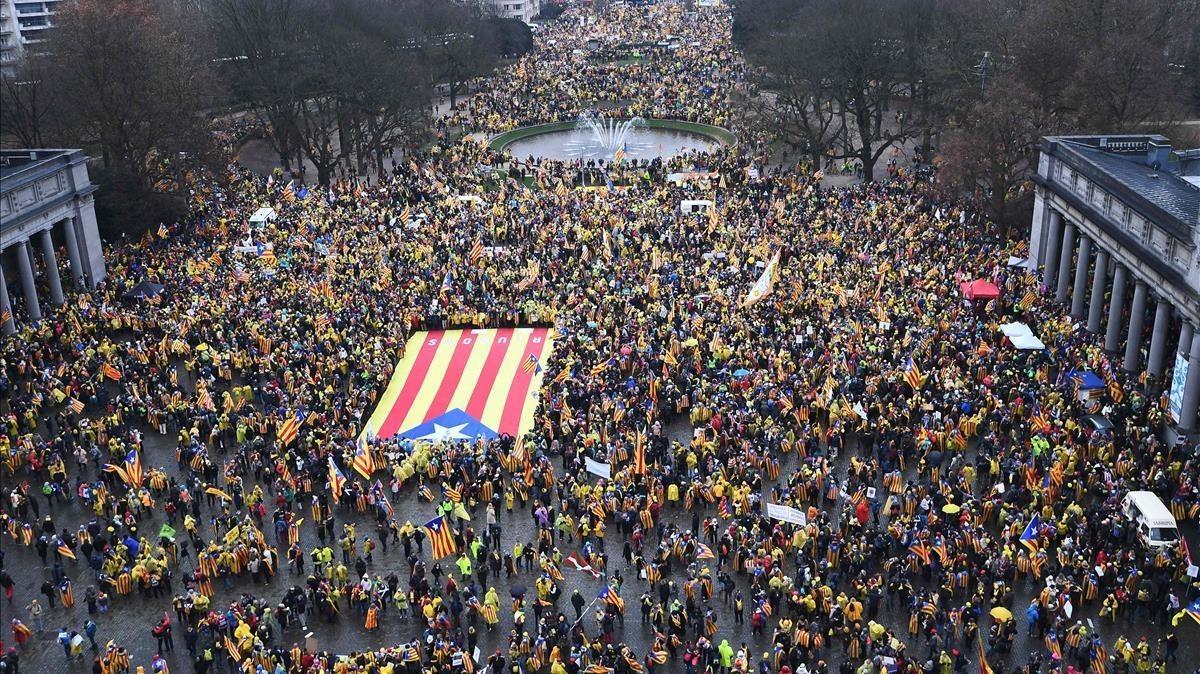 zentauroepp41225248 people wave a giant catalan  estelada  flag during a pro ind171207111817