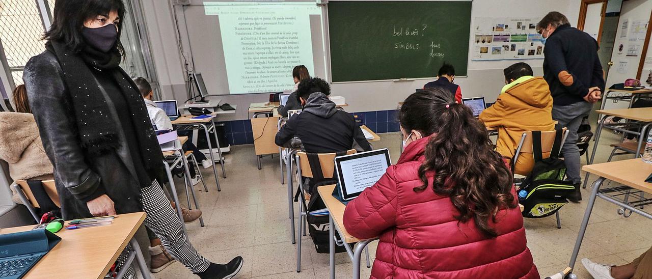 Los docentes Rosa Delhom y Javier Monzó comparten aula en el Instituto Pare Vitoria de Alcoy para conseguir una enseñanza más personalizada y efectiva. | JUANI RUZ