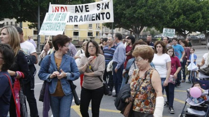 Protesta en favor del transporte publico y a favor del soterramiento del AVE