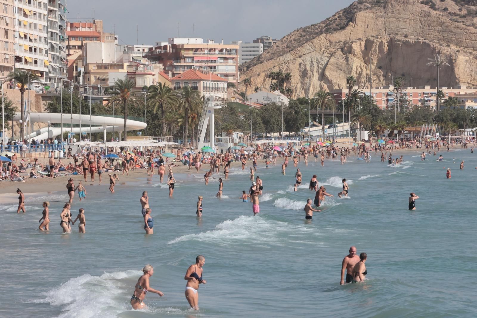 El martes de sol tras la dana Alice llena la playa del Postiguet de Alicante