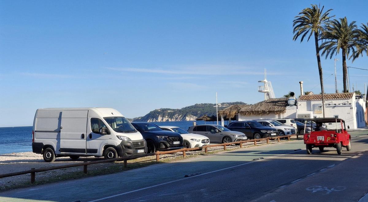 Coches aparcados en primerísima línea de la playa del Benissero, en el Primer Muntanyar de Xàbia