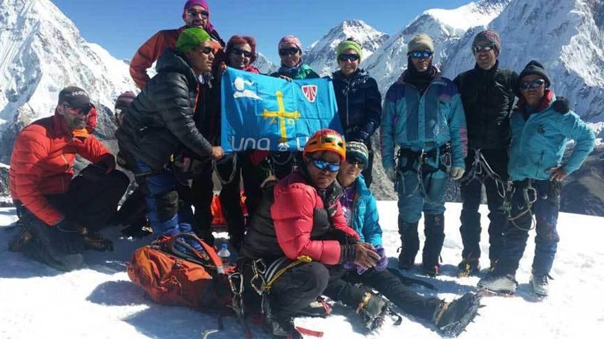 Rosa Fernández y el club &quot;Una a Una&quot; coronan el Lobuche Ri en el Himalaya