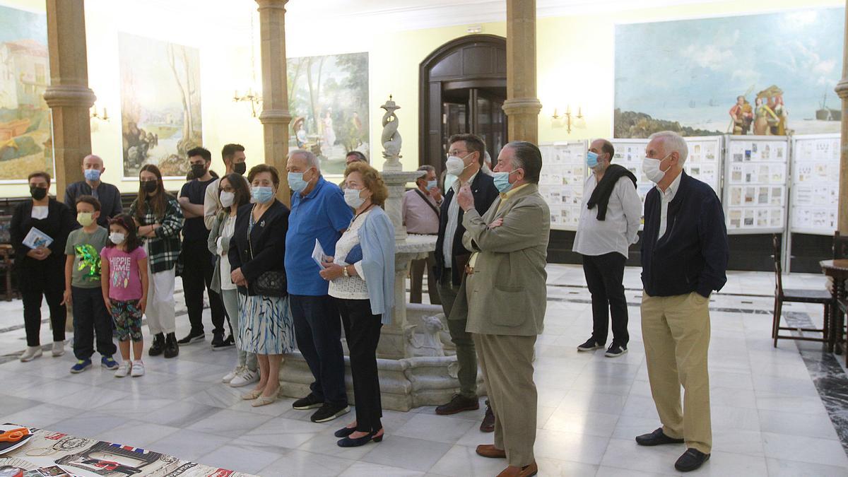 Asistentes a una exposición en el Liceo de la Sociedad Filatélica Miño.