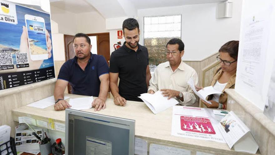 De izquierda a derecha: Marcelino Umpierrez( NC), Isai Blanco ( CC) y propuesto para alcalde, Rafael Avendaño (PPM)  y Guaximara González ( PPM) en el momento de registrar censura