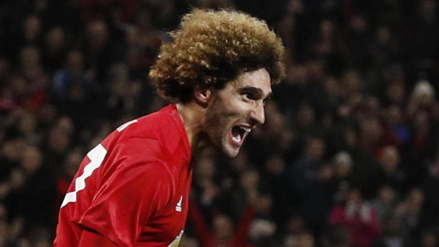 Marouane Fellaini en una partido con el United.