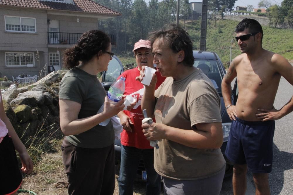 Incendios en Galicia | Vecinos de Cotobade intentan alejar el fuego de sus casas