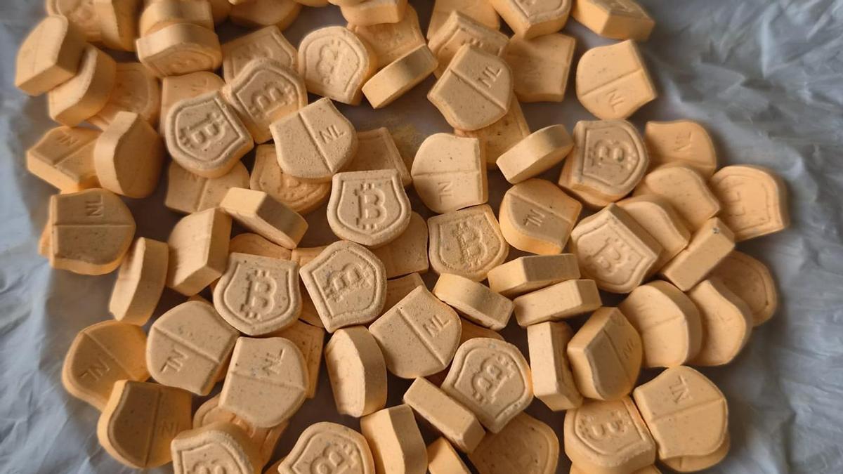 Les pastilles MDMA amb símbol de bitcoin.