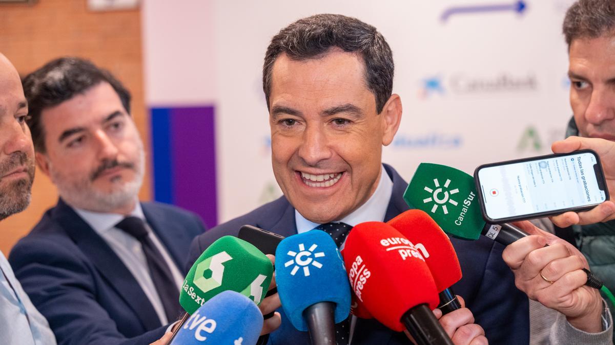 El presidente de la Junta, Juanma Moreno atiende a los medios de comunicación antes del comienzo de la inauguración del congreso, a 25 de abril de 2024, en Sevilla, Andalucía.