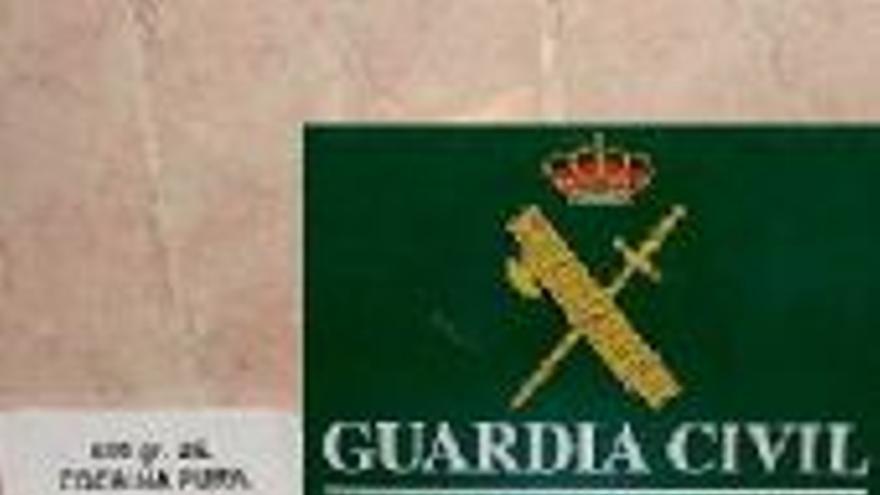 La Guardia Civil detiene a dos personas con 2,5 kilos de coca