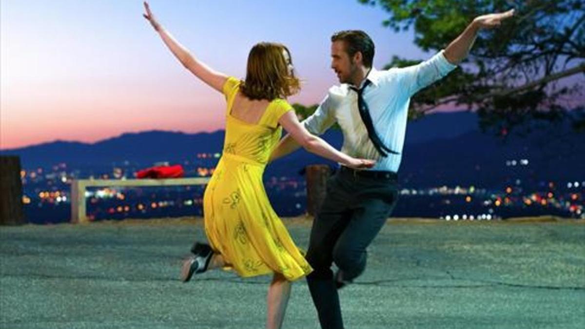 'LA LA LAND'.  Emma Stone y Ryan Gosling, bailando en la película.
