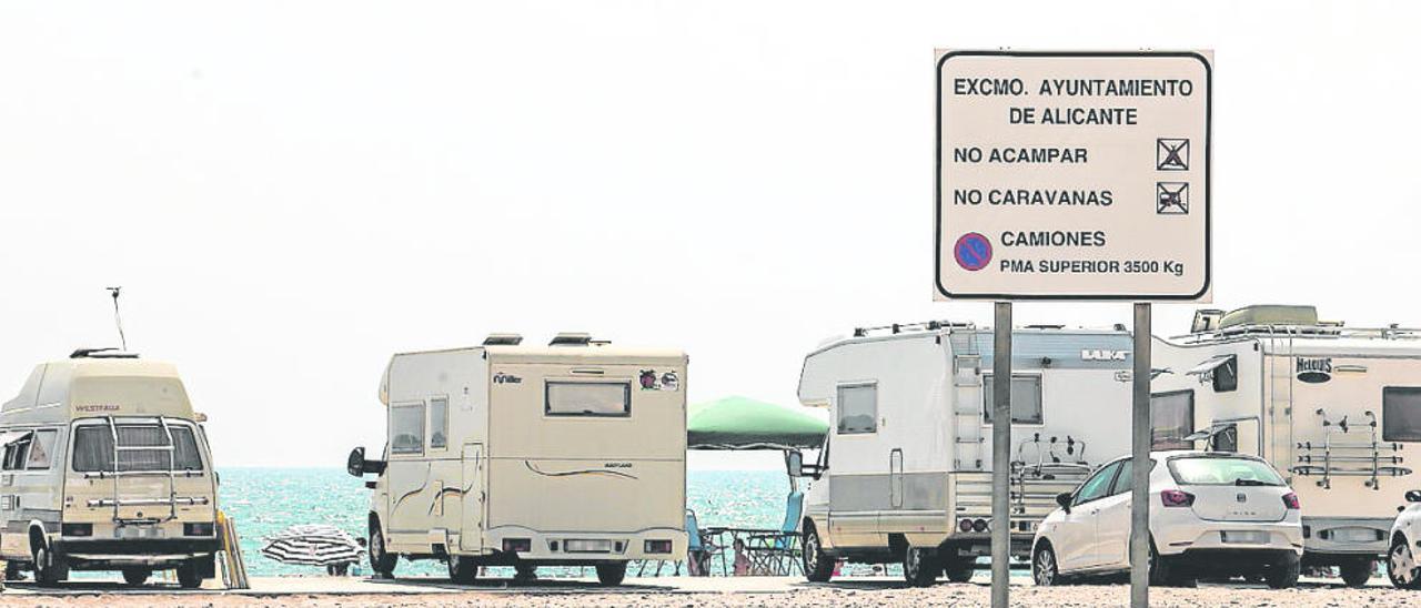 Caravanas en Aguamarga y el cartel de prohibido aparcar.