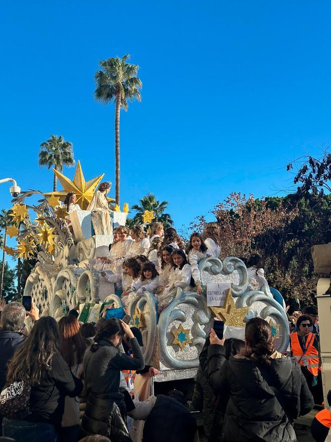 Miles de sevillanos arropan a los Reyes Magos en una tarde marcada por el buen tiempo y ambiente