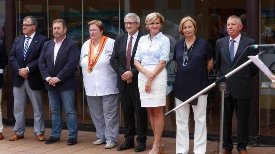 Por la izquierda, Simón Guardado, Rogelio Pando, Lola Sánchez, jefa de cocina del Yumay, Santiago García Granda, María Neira, Mariví Monteserín y Justo García, ayer, en el restaurante avilesino.