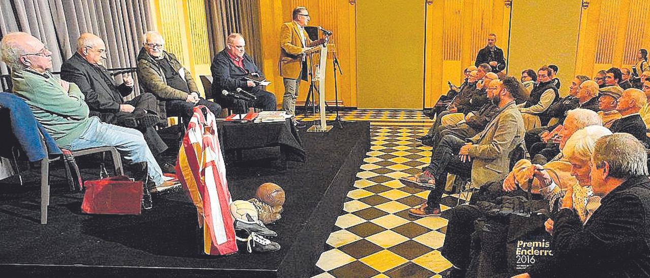 La presentació del llibre de Vista Alegre al saló de descans del Teatre Municipal de Girona el mes passat.