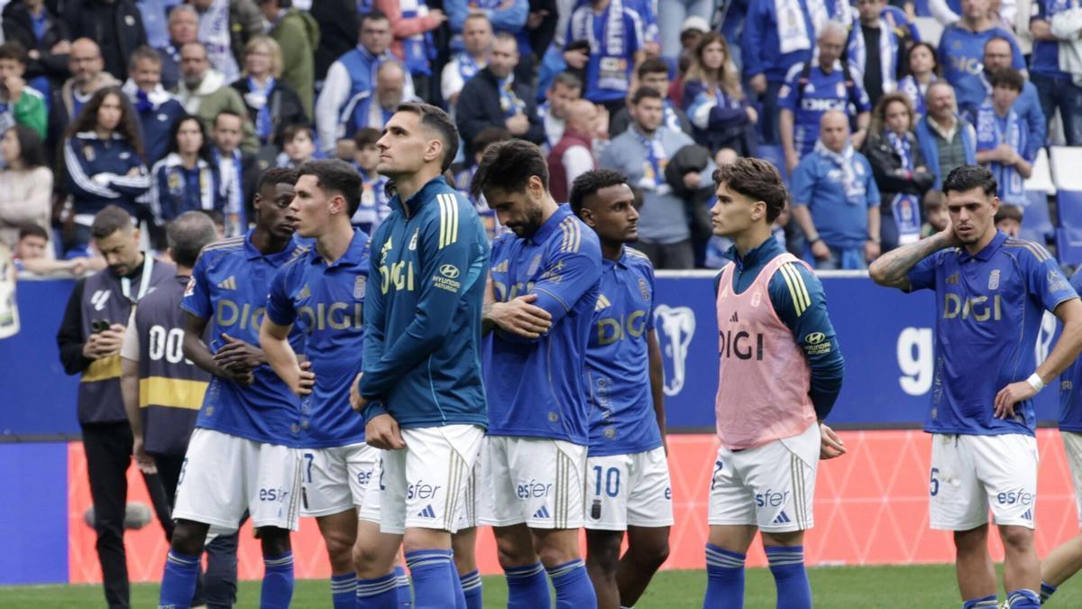 Los jugadores del Real Oviedo tras el partido ante el Elche en el Carlos Tartiere.