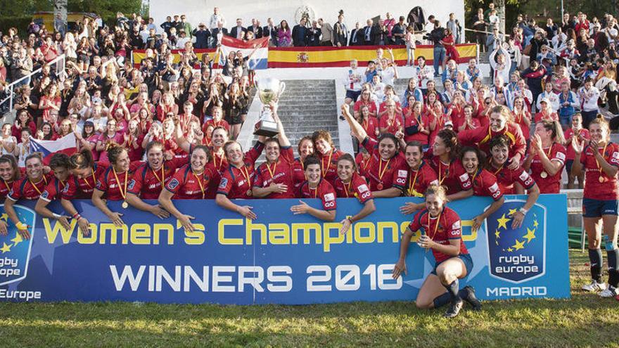La selección española femenina de rugby posan tras ganar el Campeonato de Europa.