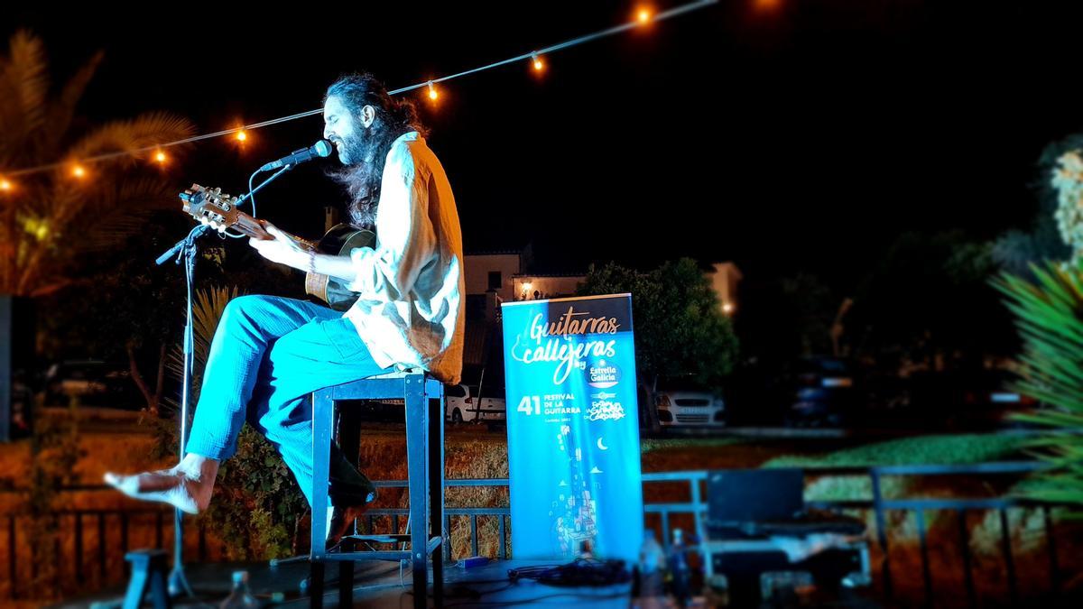 El cantautor Chico Herrera inaugura las actividades musicales complementarias al Festival de la Guitarra