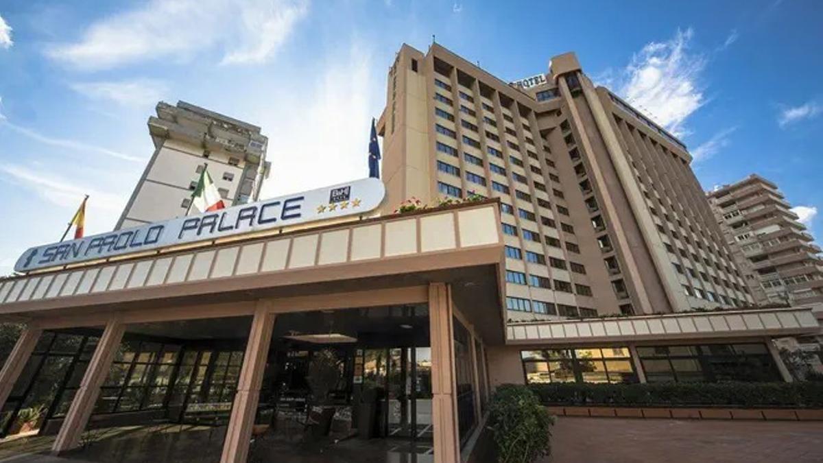 Fachada del hotel Palace donde los aragoneses se encuentran aislados