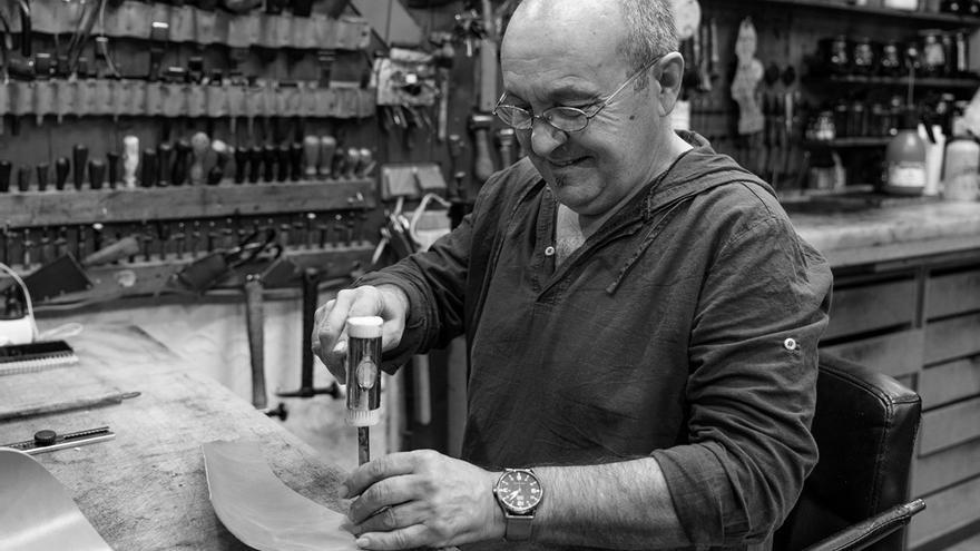 Antonio Reyes, artesano del cuero en Ibiza, ofrece productos hechos a mano en su tienda Sandra’s Leather