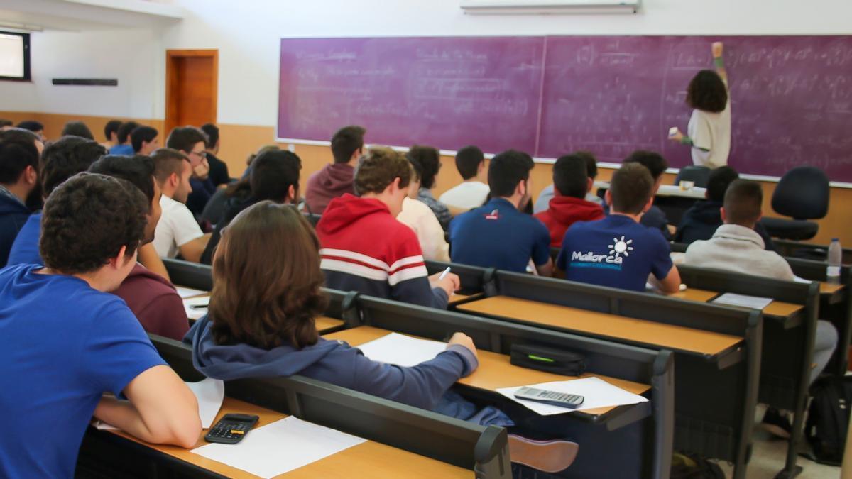 Archivo - Profesora imparte clase en un aula.