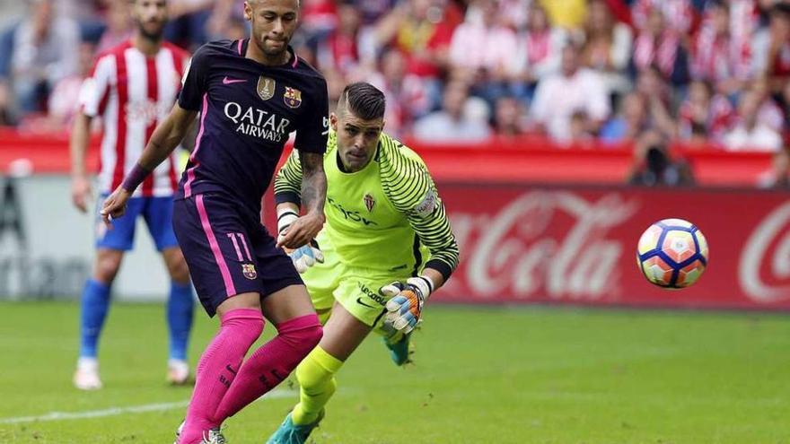 Neymar marca tras superar a Cuéllar, portero del Sporting.