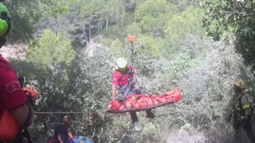 Moment en el que eleven l&#039;accidentat cap a l&#039;helicòpter