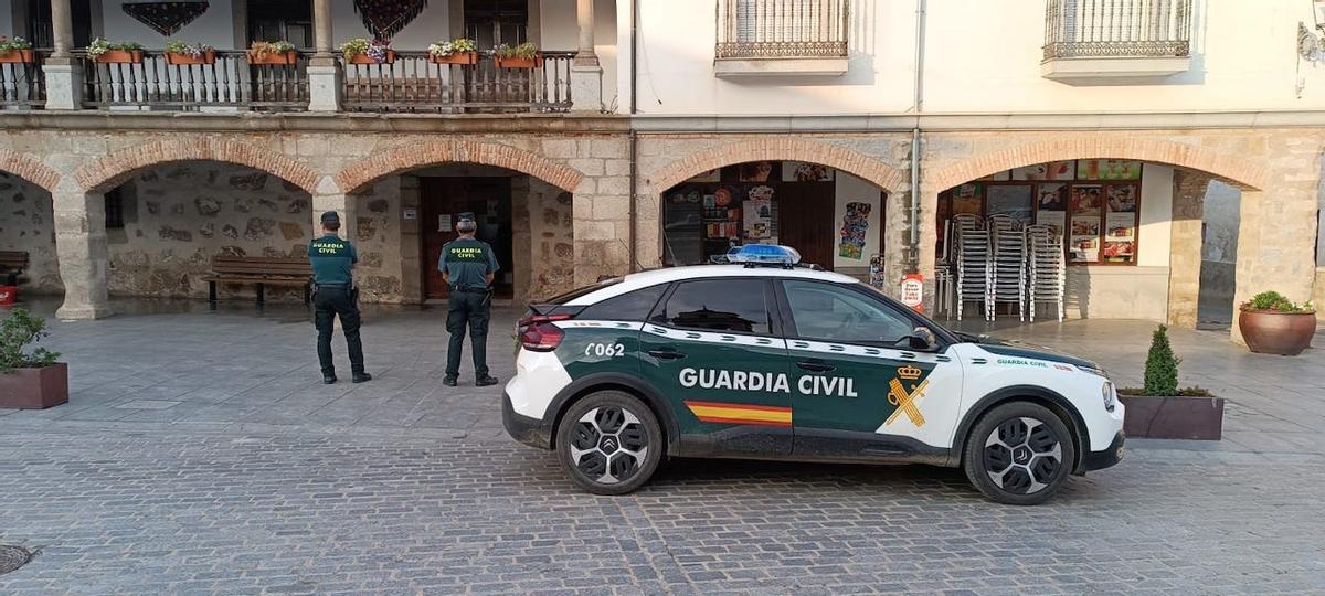 Dos efectivos de la Guardia Civil vigilando el colegio electoral de Dos Torres.