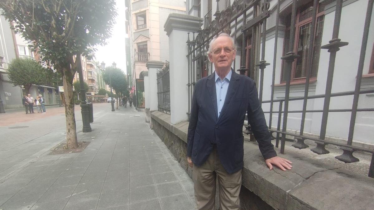 Antón Costas, en Sama, minutos antes del inicio de su charla.