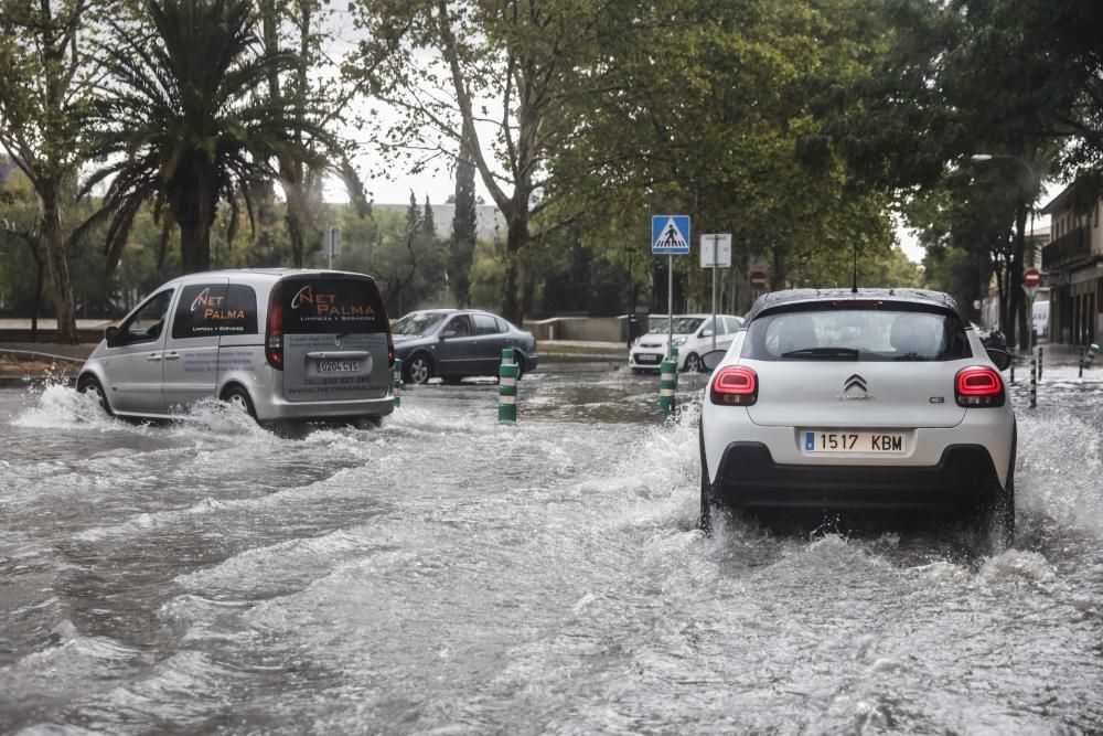 Kräftige Regenschauer behindern Straßenverkehr