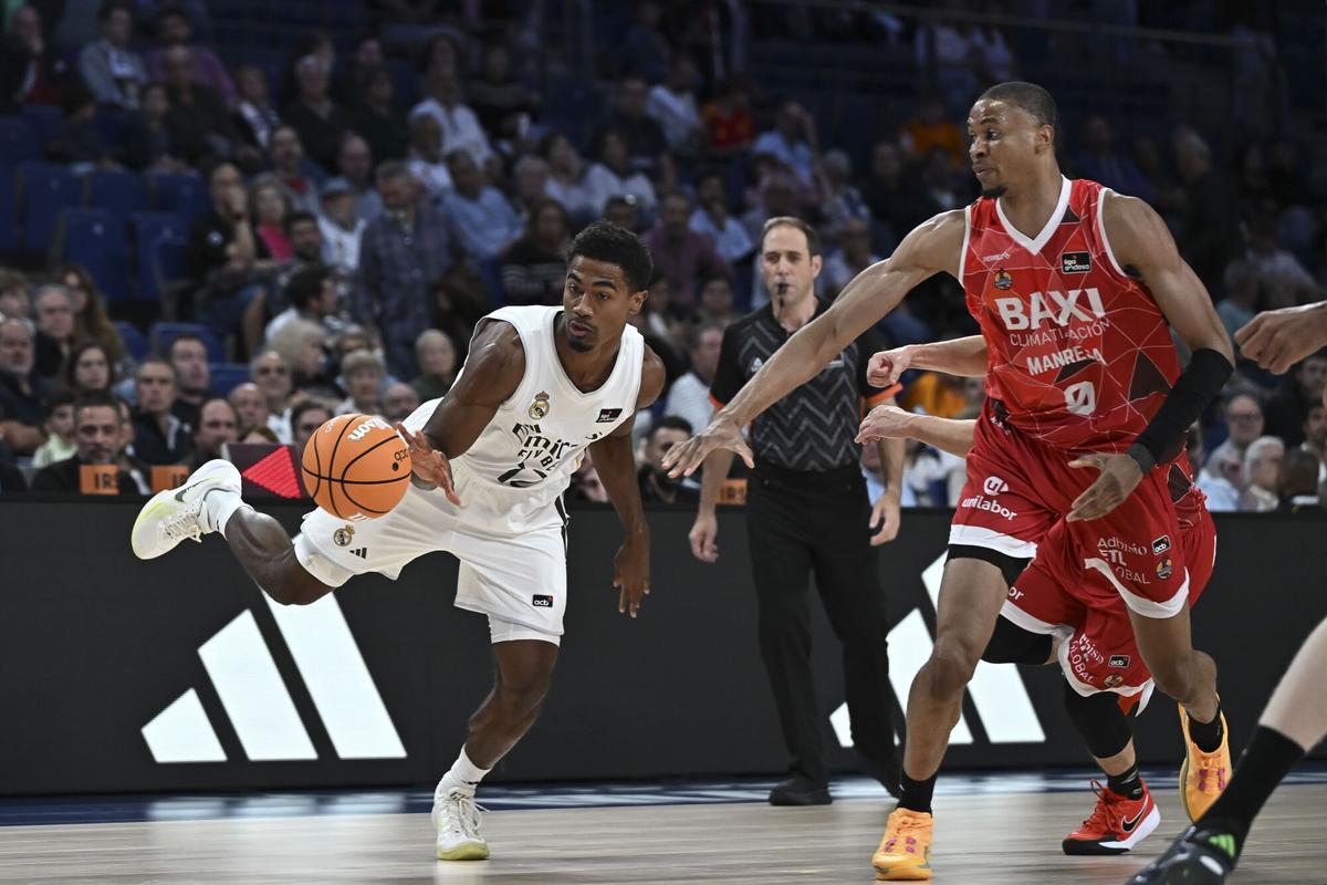 Kaodirichi Akobundu disputa el balón con Theo Maledon durante el partido entre el Real Madrid y el BAXI Manresa.