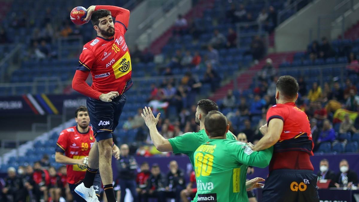 Imanol Garcindia Alustiza, lanzando durante el partido contra Montenegro
