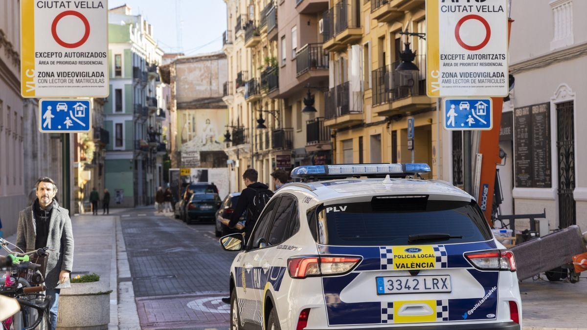 Un coche de la policía local accede a la APR de Ciutat Vella Nord, acotada por las cámaras y la señalización vertical. / GERMAN CABALLERO