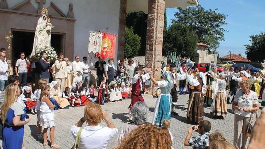 Arriba, el baile de la jota d&#039;un puntu. A la izquierda, Lucía Fidalgo  y Miguel Manjón, en la subasta. lucas blanco / alberto hevia