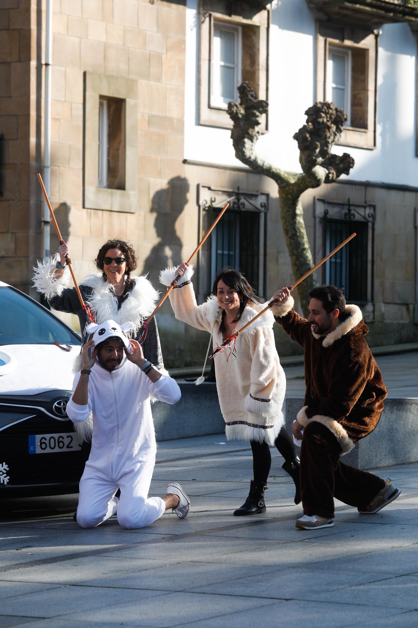 El domingo de Antroxu en Avilés: perros y coches, disfrazados