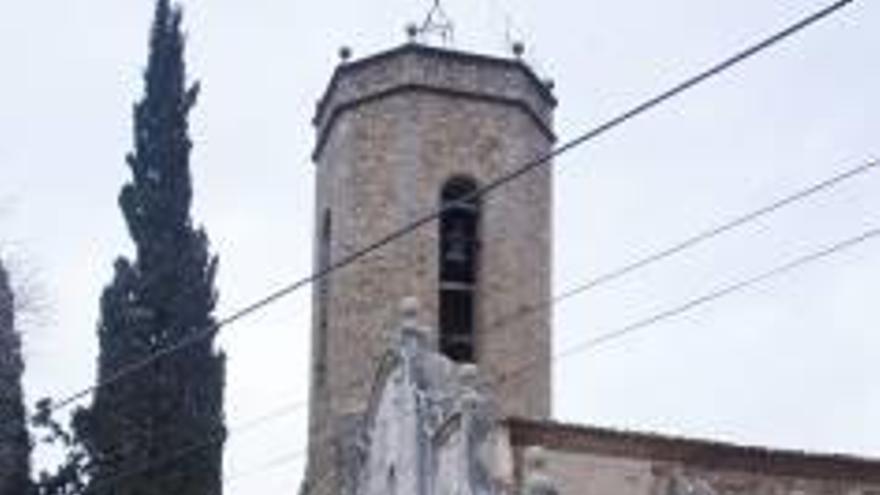 La casa, el 3 del carrer de l&#039;Església, amb Sant Genís darrere.