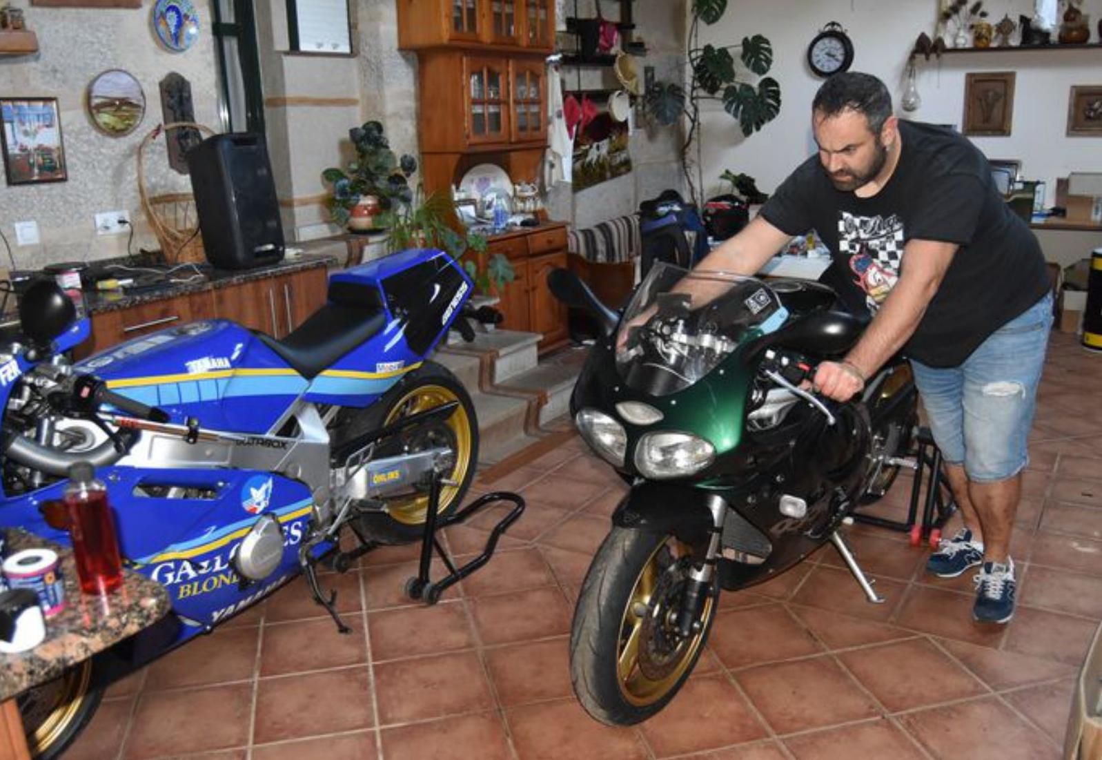 Esteban Fernández, en su galpón en el que guarda y monta sus motos. 