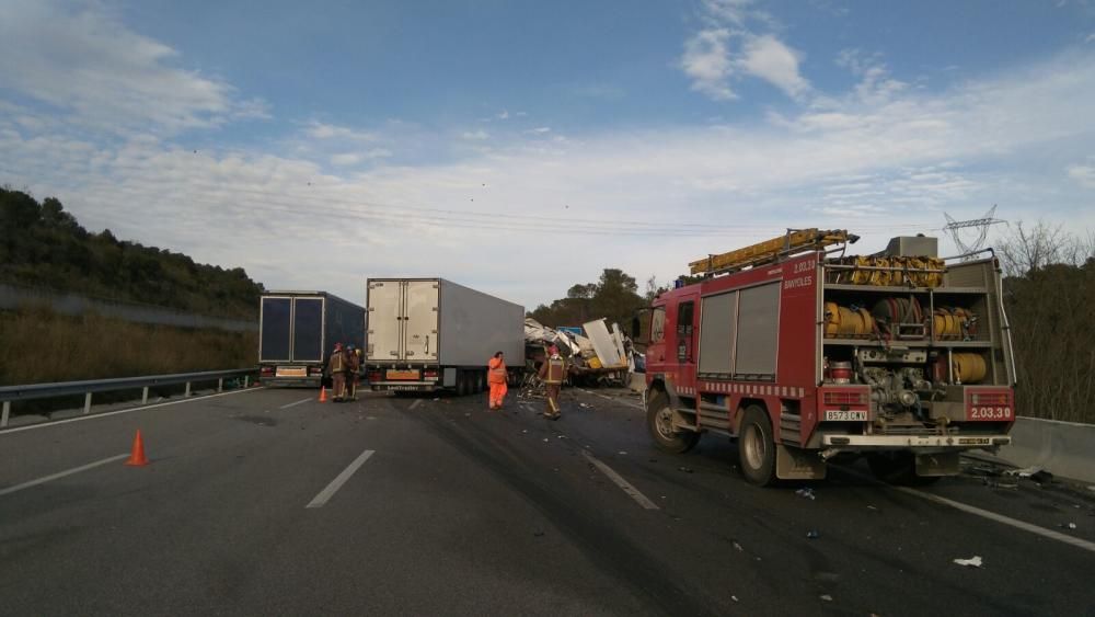 Xoc entre dos camions a l'AP-7