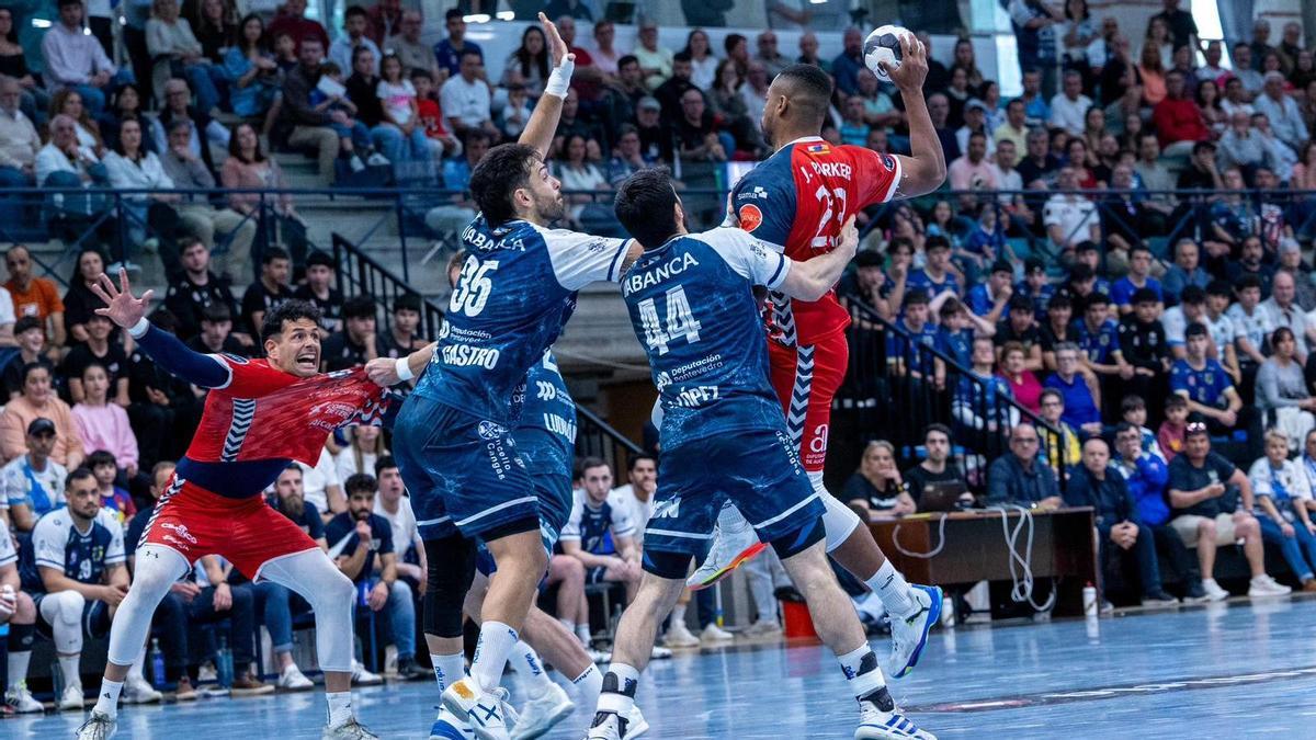 El Horneo Alicante malgasta en Cangas la opción de dejar atada la salvación