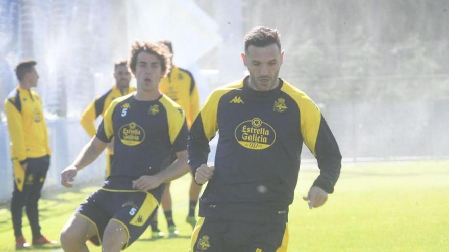 Lucas, durante un entrenamiento en Abegondo. |  // CARLOS PARDELLAS