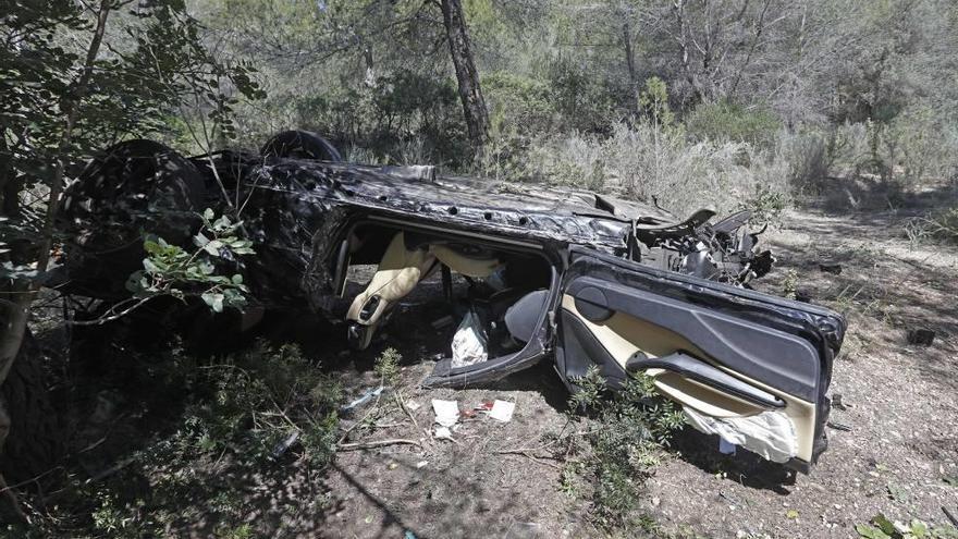 El BMW descapotable siniestrado el pasado sábado por la tarde en la autopista de Andratx volcó tras caer por un terraplén.