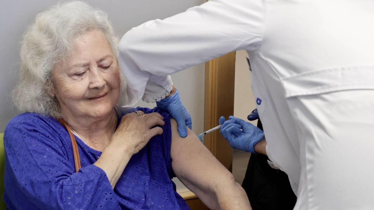 Así arrancó la campaña de vacunación de la gripe en las residencias de mayores de Asturias: “Es muy importante que nos vacunemos todos", señalan los mayores