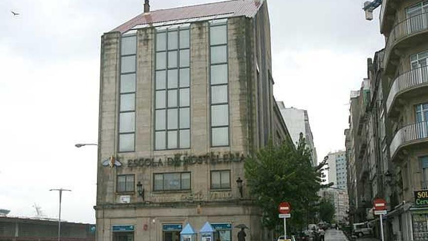 La antigua escuela, un edificio de cinco plantas, está situada en O Berbés