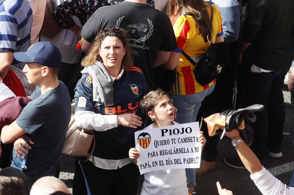 Miles de aficionados en el partido de las Leyendas del Valencia CF