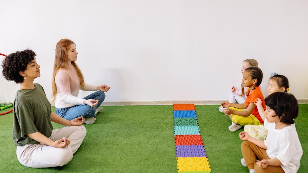 Comienza el fin de semana con una sesión de yoga en familia.