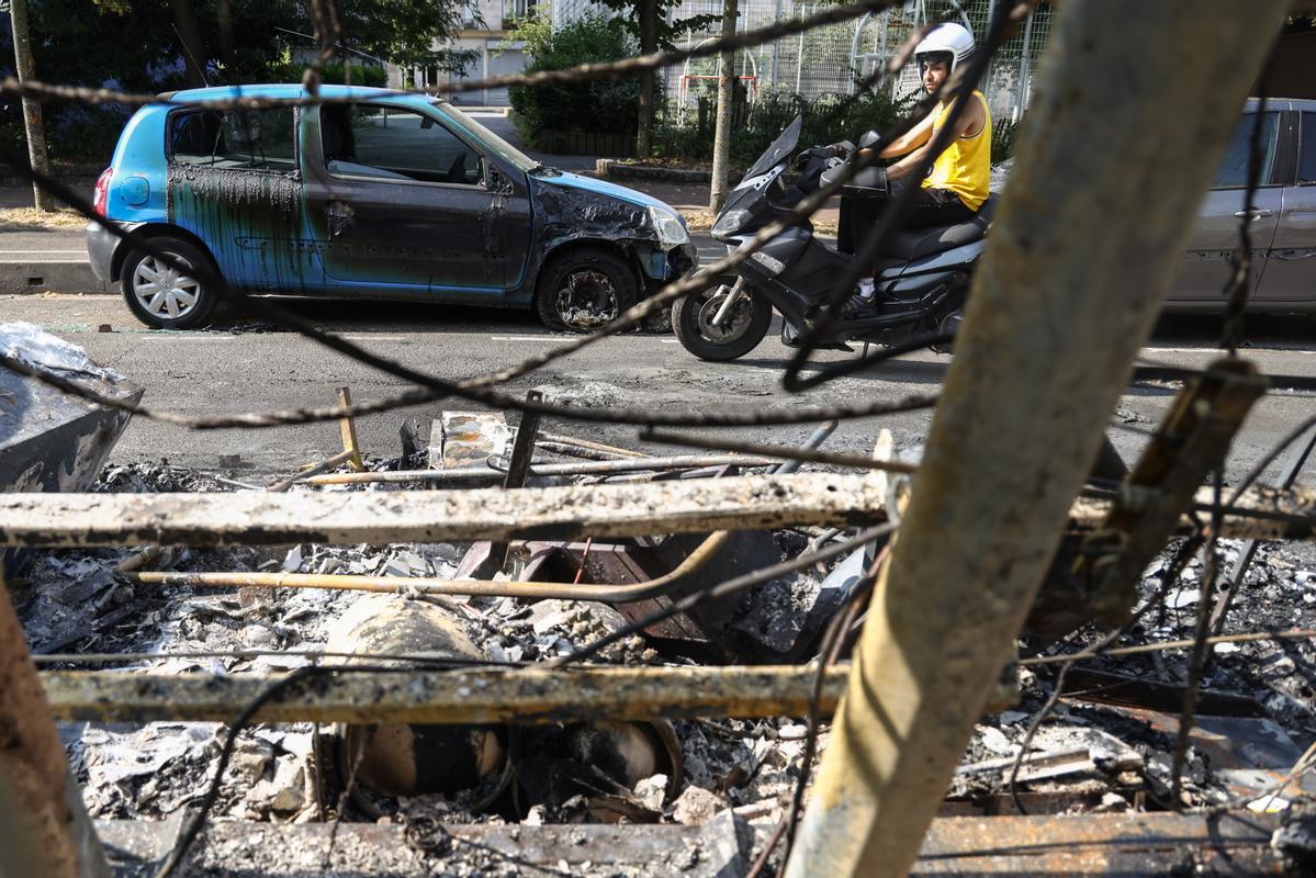 Altercados en Nanterre (Francia) por la muerte un menor de 17 años a disparos de la policía. EFE/EPA/Mohammed Badra