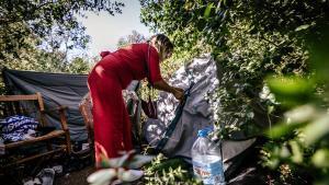 «Em sento més segura entre senglars que entre homes»: Amal, la dona sense llar de Barcelona que passa les nits en un bosc de  Sarrià